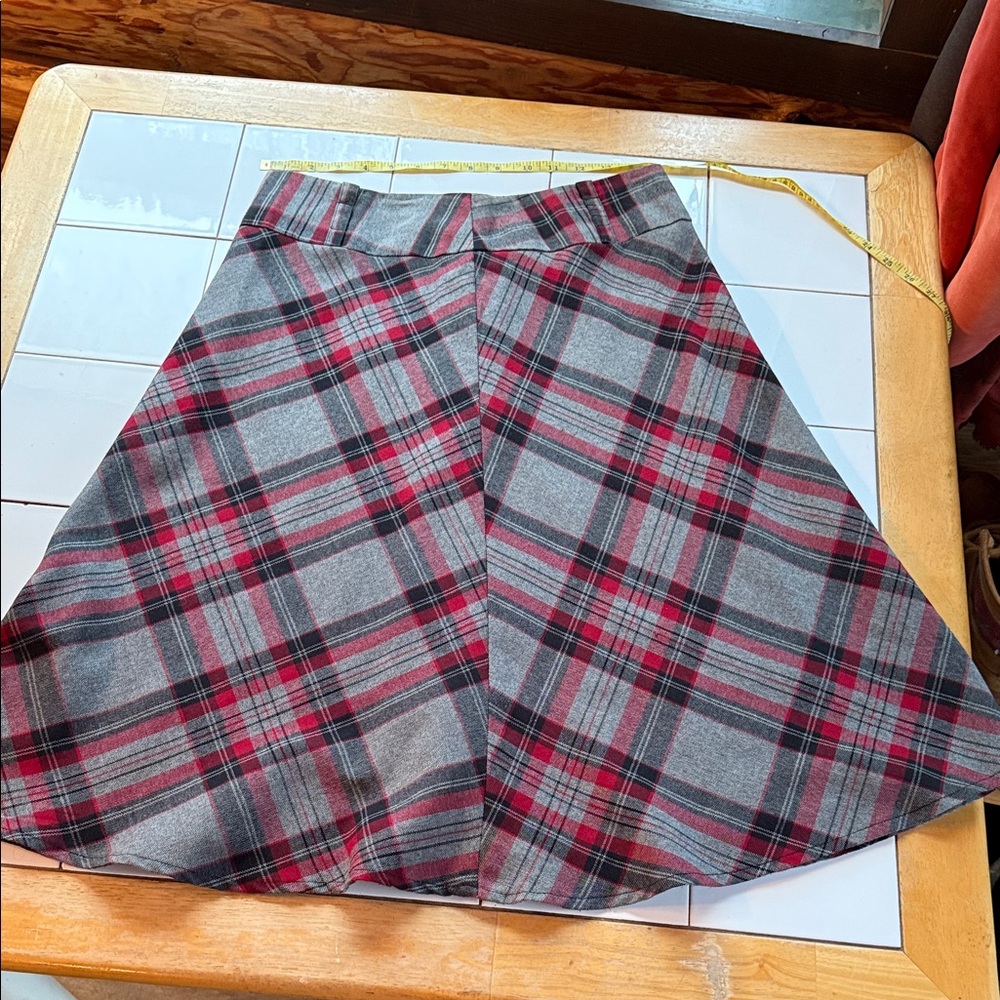 Vintage Lined Plaid A-Line Skirt Gray, Black and Red EC Size 8